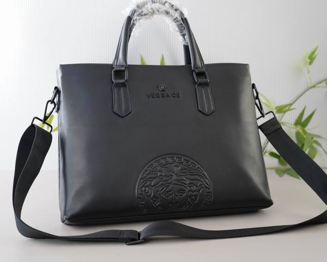 P250 范思哲 官网同步 高版本 公文斜挎手提包 独家首发 原单牛皮材质 顶级五金配件 非市面普通货 低调奢华 完全不浮夸的款式 日常又时髦 斜挎还是手提都可