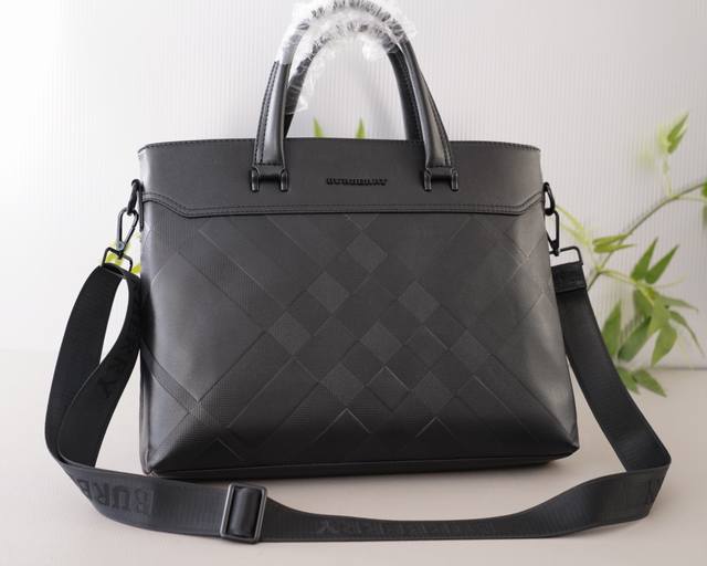 P250 巴宝莉 官网同步 高版本 公文斜挎手提包 独家首发 原单牛皮材质 顶级五金配件 非市面普通货 低调奢华 完全不浮夸的款式 日常又时髦 斜挎还是手提都可