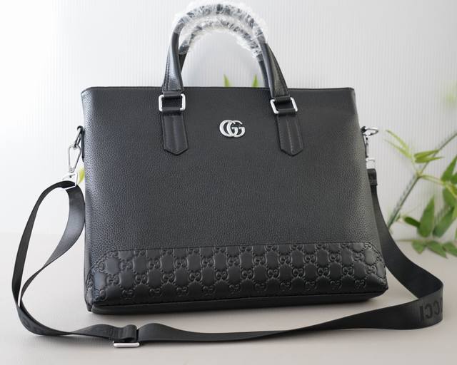 P250 古驰 官网同步 高版本 公文斜挎手提包 独家首发 原单牛皮材质 顶级五金配件 非市面普通货 低调奢华 完全不浮夸的款式 日常又时髦 斜挎还是手提都可以