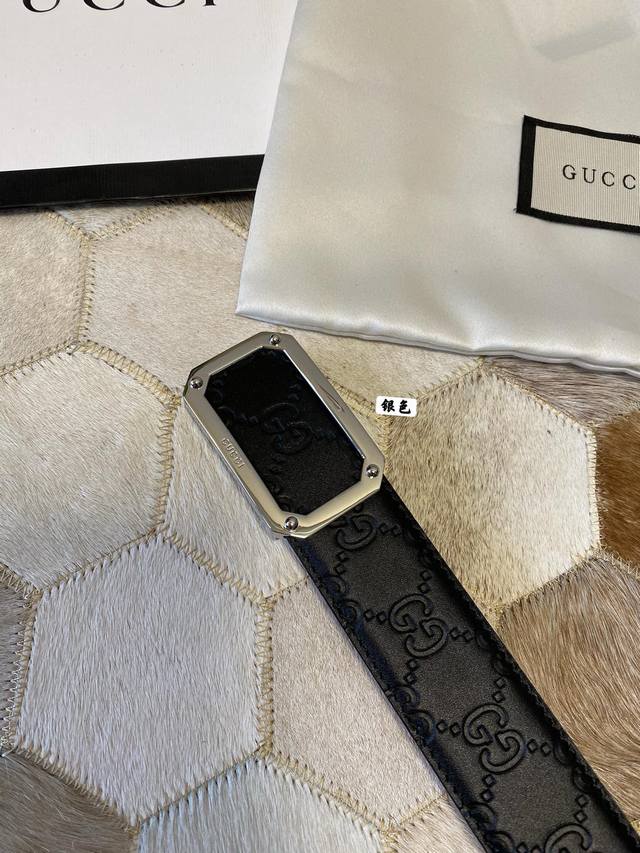 Gucci 古驰精致方形金属扣，双G压纹黑色进口牛皮腰带，满足冬日搭配。38Mm. P210