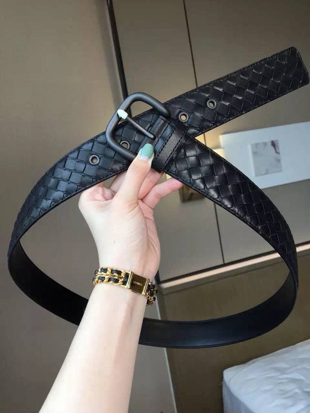 双面进口小牛皮 P240。3.8Cm宽黑色Bv宝缇嘉 专柜同步上市，这款别致的手工编织皮带可为休闲装或正装造型增添优雅韵味，是低调奢华的典范。采用意大利柔软的小