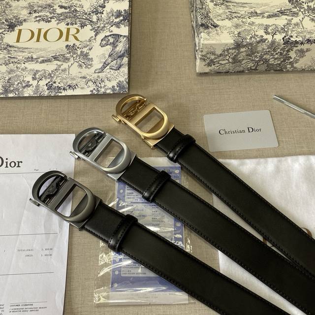 品牌：迪奥Dior P120 等级：双面头层牛皮.。 油边精致、官网同步新款 配专柜全套包装 扣头：新款广州原版扣不褪色 长度：90 125Cm 规格 颜色：黑