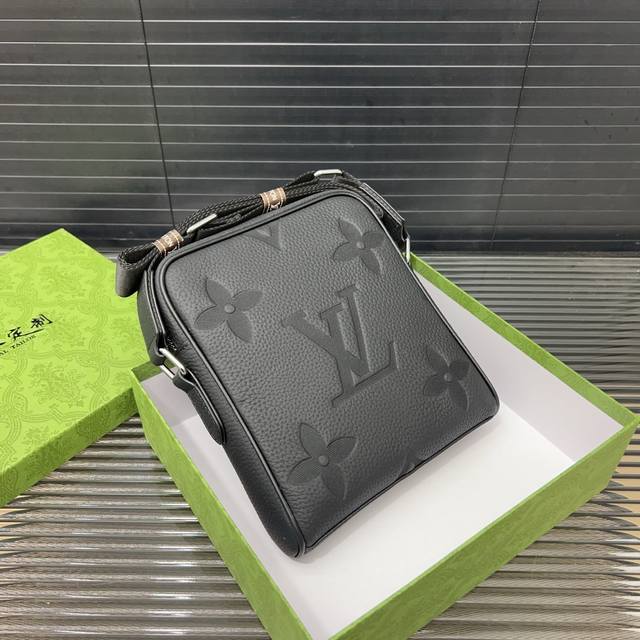 P170 Louisvuitton 路易威登 压花单肩包 男士牛皮斜挎包 休闲商务 采用精湛镶嵌细工 经典百搭 实物拍摄 原厂面料 高端品质 配送防尘袋 22