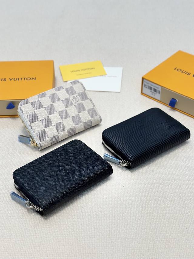 P100颜色 老花 黑格 咖格 白格 水波纹 十字纹尺寸 11X8这款拉链零钱包为都市人提供了最理想的选择 包身精巧紧凑 可以用来装零钱 信用卡和折叠起来的纸币 P100颜色 老花 黑格 咖格 白格 水波纹 十字纹尺寸 11X8这款拉链零钱包为都市人提供了最理想的选择 包身精巧紧凑 可以用来装零钱 信用卡和折叠起来的纸币