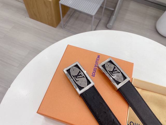 P200路易威登 宽度：3.4Cm新款带身Pvc搭配头层牛皮搭配新款精致钢扣，时尚百搭，追求高端 双面可用原版的品质，品味的体现，休闲高大上！ Iphone实物