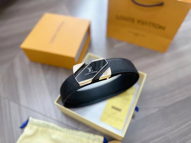 P140 路易威登新款纯皮 为全球最大的高级时尚控股公司以传统手工设计和款式新颖誉满全球随心驾驭[奸笑]宽度3.4厘米 附带原版包装