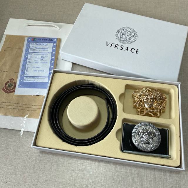 Versace精品款 ☆双扣礼盒套装 P150含礼盒 专柜有售 范思哲专柜在售正品 此款采用头层牛皮制作 走线油边细致 正品开模 搭配仿铜扣经久耐用、3.8Cm