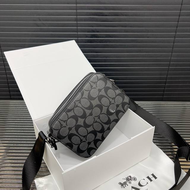 P200 Coach 蔻驰 Charter 男士斜挎单肩包 经典Logo搭配原厂工艺材质 休闲百搭 采用实物拍摄 原厂原版面料 配送礼盒 防尘袋13 X 20