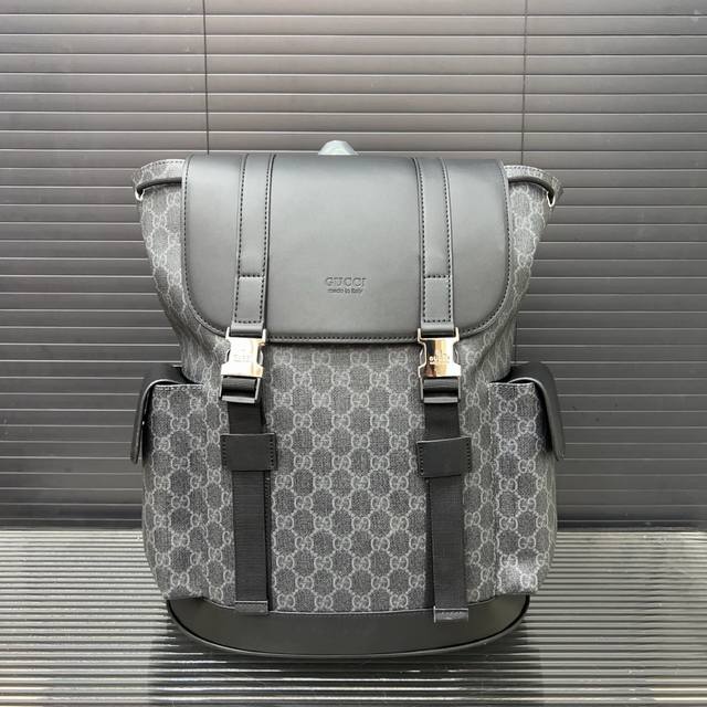 P260 Gucci 古奇 印花双G 双肩包 背包 书包 采用精湛镶嵌细工 实物拍摄 原厂原版面料 配送防尘布袋 34 X 42 Cm。