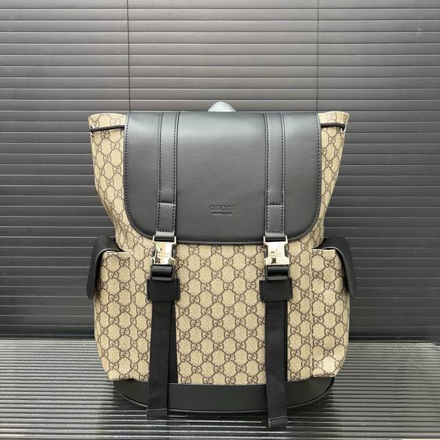 P260 Gucci 古奇 印花双G 双肩包 背包 书包 采用精湛镶嵌细工，实物拍摄 原厂原版面料 配送防尘布袋 34 X 42 Cm。