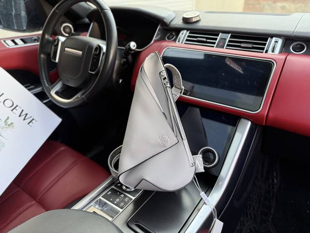 P340 高端货 新款 “ Loewe ”罗意威单肩包 Loewe罗意威胸包斜挎包腰包 Loewe罗意威 Anton Sling 提花肩带 柔软光滑牛皮革拼提花