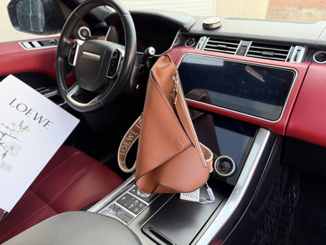 P340 高端货 新款 “ Loewe ”罗意威单肩包 Loewe罗意威胸包斜挎包腰包 Loewe罗意威 Anton Sling 柔软粒面小牛皮 可调节肩带 流