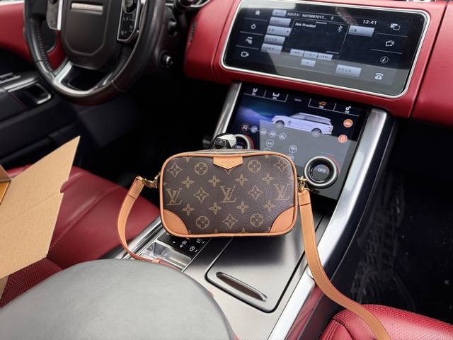 P180 高端货 新款 “ Louis Vuitton”Lv单肩包 路易威登斜挎包 M14058 Louis Vuitton 经典徽标Logo 涂层帆布 单肩包