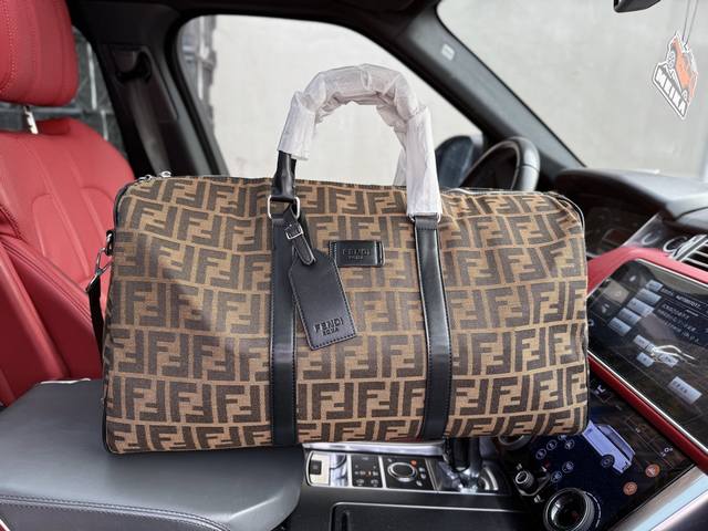 P200 高端货 新款 “ Fendi ”芬迪旅行袋芬迪旅行袋 配肩带 面料设计，适用于事业繁忙而又注重品味男士。 宽敞的容量和可调节肩带适用于工作、休闲或出行