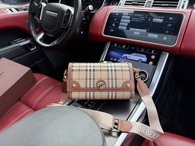 P220 高端货新款 “ Burberry ”巴宝莉单肩包 博百利斜挎包 Burberry博柏利 格纹图案磁力翻盖开合 小牛皮 单肩斜挎手提包 米色 进口原厂防