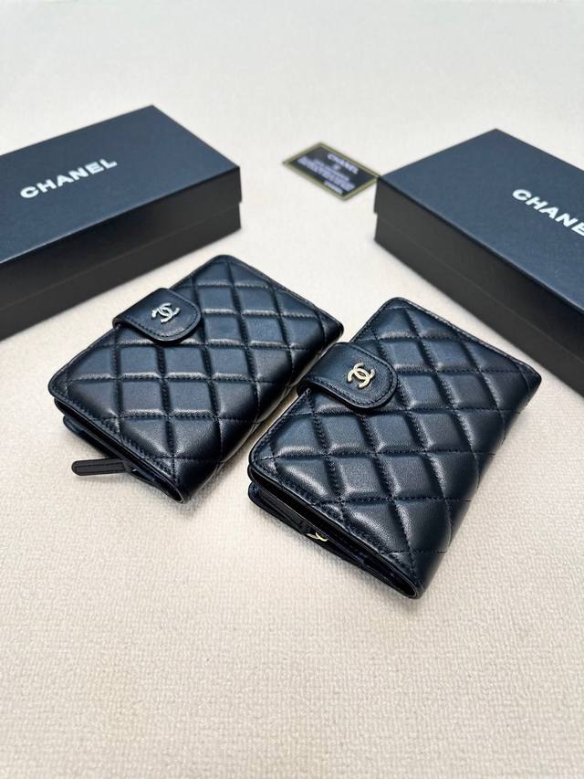 P160颜色 黑金 黑银尺寸 15X10永恒的经典，小香两折钱包已出货 采用进口绵羊皮 菱格绣花 手感柔软 ，6个卡位，一个金属拉链袋，多个隔层！时尚大方