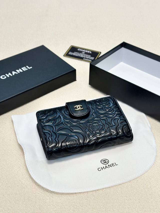 P160颜色 黑尺寸 15X10永恒的经典，小香山茶花钱包已出货 采用进口牛皮压花菱格 手感好 多卡位，一个金属拉链袋，多个隔层！时尚大方