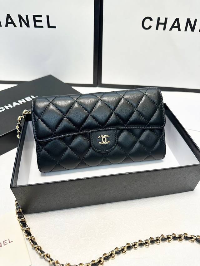 P180颜色 黑尺寸 19X10实拍Chanel香奈儿永恒的经典， 新款配置金色五金 ， 内置卡位，一个金属拉链袋，多个隔层，时尚又大方