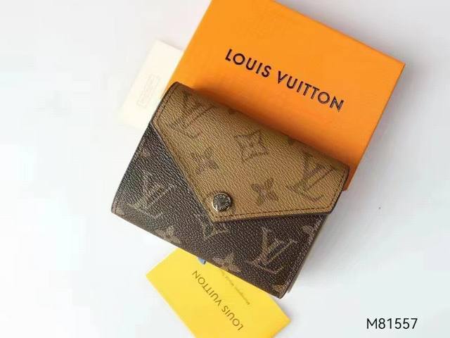 P120颜色 黄花尺寸 12X9M81557黄花！Victorine 钱夹！拼合 Monogram 和 Monogram Reverse 帆布 以精巧信封式设计