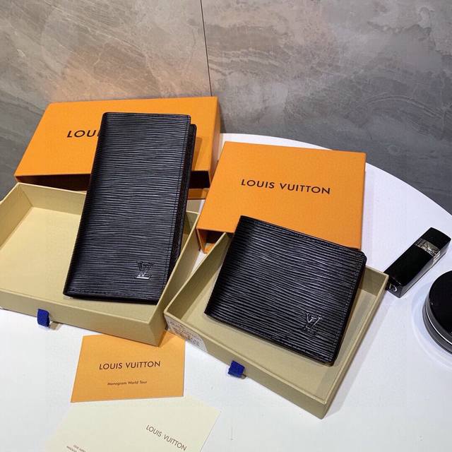 短 P110长 P120颜色 黑尺寸 长19X10短12X10 Lv官网同步经典款！水波纹 超精细手工，信用卡槽 存放纸币和票据，可存放现金的带撑板隔层