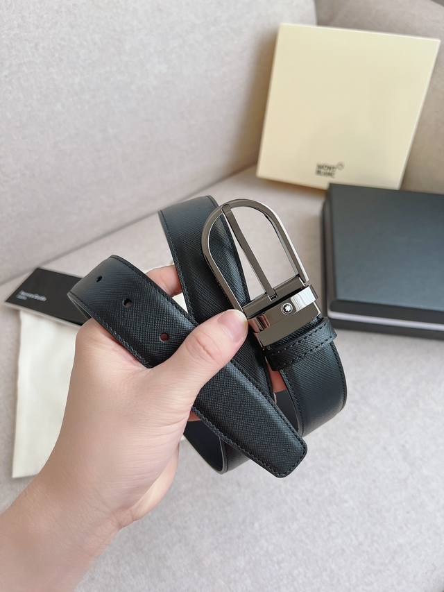 P240 万宝龙 他们自信而不拘泥于传统思维，懂得享受成功的喜悦及生活的乐趣。其设计简洁流畅，小巧典雅，势必成为现代流行文化的新符号。结合万宝龙传统工艺及现代设