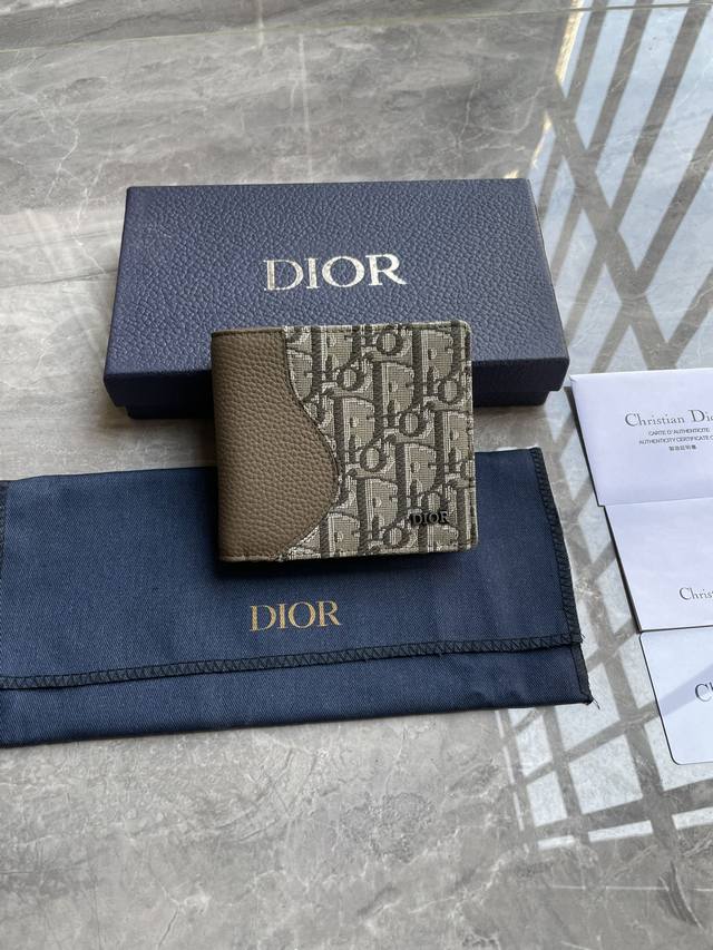 230 马鞍双折卡夹 卡其色细工镶嵌粒面牛皮革搭配卡其色Oblique 印花￥ P10,900 编号:2Adbh076Yks_H57E 尺寸：11.5×9.5×