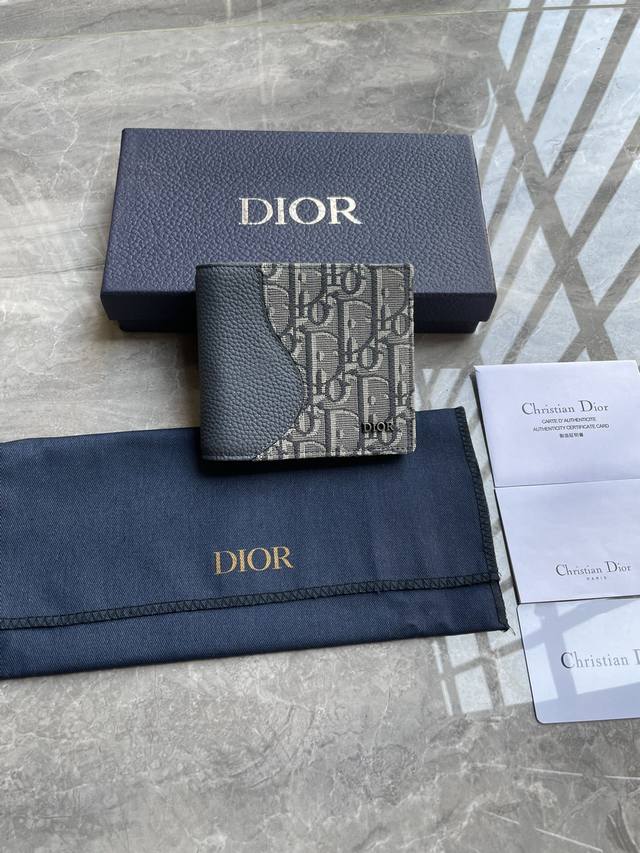 230 马鞍双折卡夹 深灰色细工镶嵌粒面牛皮革和深灰色Oblique 印花面料￥ P10,900 编号:2Adbh076Yks_H12E 尺寸：11.5×9.5