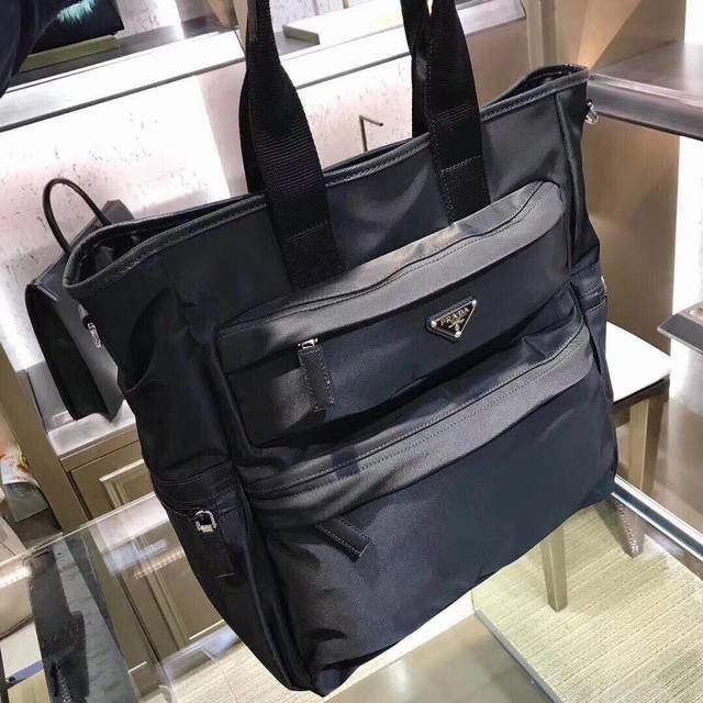 ￥ P650 新款首发原单品质 新款尼龙手提包Prada 2Vg040 采用原厂降落伞布料 最新黑钛金属拉链 意大利进口十字纹牛皮饰边 质感柔软 外部三角形搪瓷