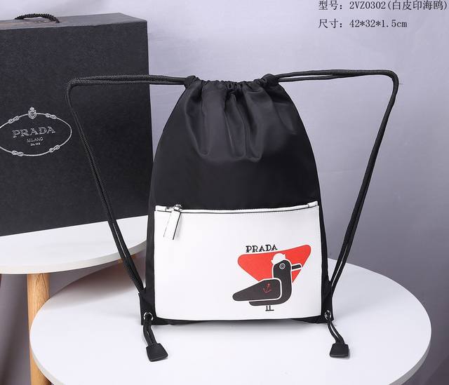 ￥ P360 Prada 普拉达 19年四季款 书包男女通用 黑色 双肩包 型号2Vz0302 白皮印海鸥 尺寸：42X32X1.5