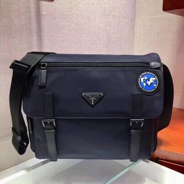 ￥ P510独家首发1Bd671五大洲到货这款单肩包采Econyl再生尼龙制作。顶级枪色五金，再生尼龙系列的每一只包袋都饰有Oma Amo为该项目设计的专属标识