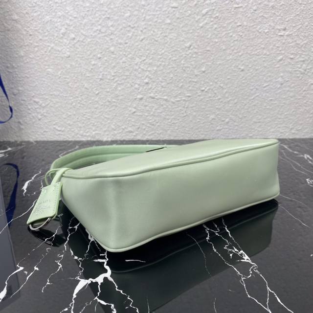 P330 顶级原单 配盒子 Prada最新爆款升级版Hobo 肯豆同款女士尼龙单肩包，型号：1Ne515，采用进口原厂降落伞布料，轻便又实用的Hobo腋下包，超