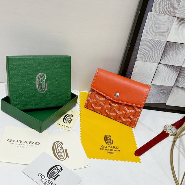 160 戈雅Saint-Gabriel 钱包轻便小巧，可三折打开，可容纳 7 张卡片、纸币、零钱和各种证件。钱包前盖上有一个按扣，可安全存放所有物品。 款号: