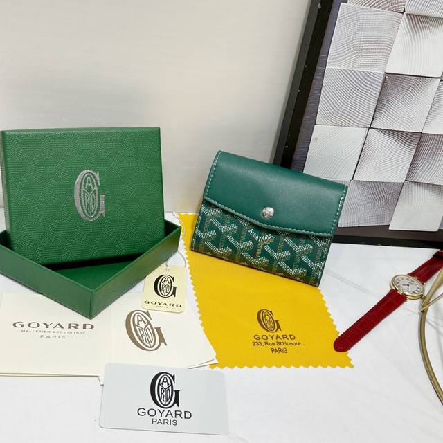 160 戈雅Saint-Gabriel 钱包轻便小巧，可三折打开，可容纳 7 张卡片、纸币、零钱和各种证件。钱包前盖上有一个按扣，可安全存放所有物品。 款号: