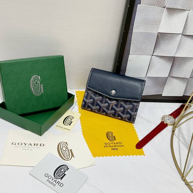 160 戈雅Saint-Gabriel 钱包轻便小巧，可三折打开，可容纳 7 张卡片、纸币、零钱和各种证件。钱包前盖上有一个按扣，可安全存放所有物品。 款号: