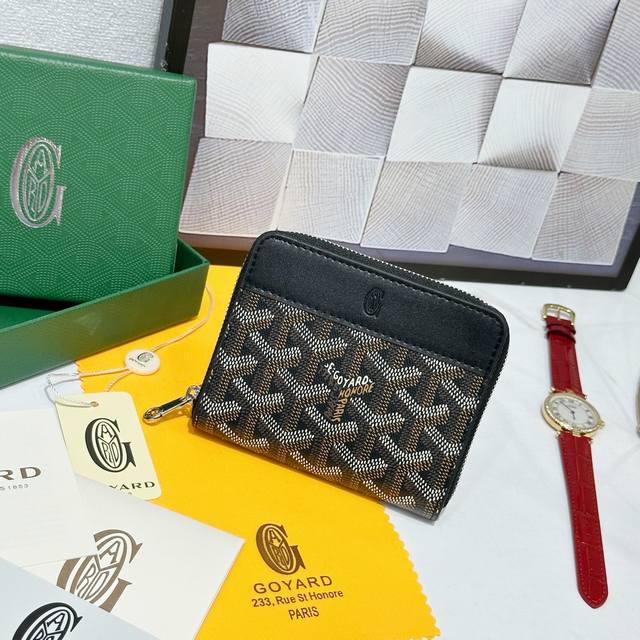 160 戈雅Matignon 小号钱包的设计紧凑小巧，全拉链开合可确保安全。其内部设计合理且功能齐全，可存放卡、纸钞、硬币和其他小证件，便于放入小型包袋中。 款