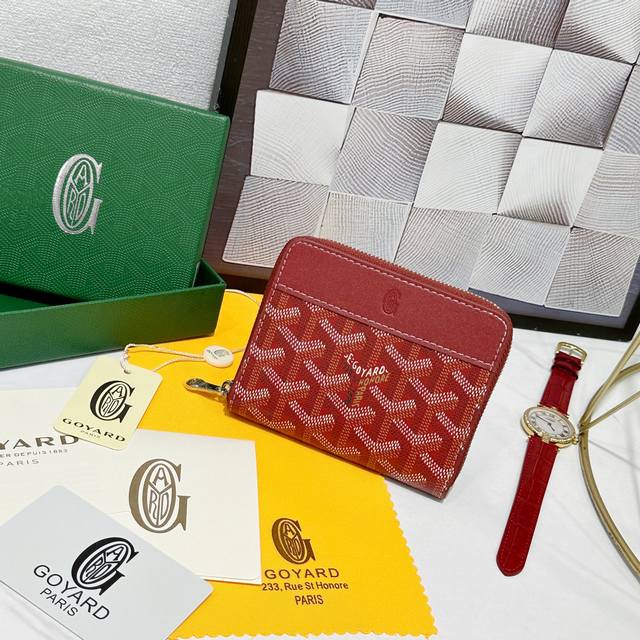 160 戈雅Matignon 小号钱包的设计紧凑小巧，全拉链开合可确保安全。其内部设计合理且功能齐全，可存放卡、纸钞、硬币和其他小证件，便于放入小型包袋中。 款