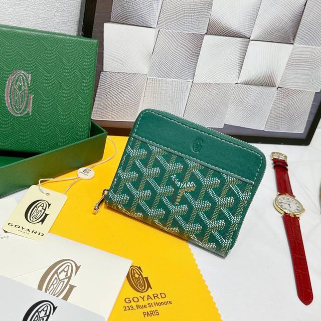 160 戈雅Matignon 小号钱包的设计紧凑小巧,全拉链开合可确保安全。其内部设计合理且功能齐全,可存放卡、纸钞、硬币和其他小证件,便于放入小型包袋中。 款 160 戈雅Matignon 小号钱包的设计紧凑小巧,全拉链开合可确保安全。其内部设计合理且功能齐全,可存放卡、纸钞、硬币和其他小证件,便于放入小型包袋中。 款