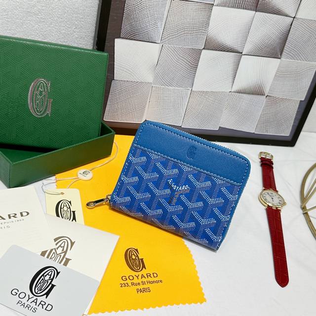 160 戈雅Matignon 小号钱包的设计紧凑小巧，全拉链开合可确保安全。其内部设计合理且功能齐全，可存放卡、纸钞、硬币和其他小证件，便于放入小型包袋中。 款