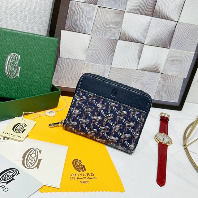 160 戈雅Matignon 小号钱包的设计紧凑小巧，全拉链开合可确保安全。其内部设计合理且功能齐全，可存放卡、纸钞、硬币和其他小证件，便于放入小型包袋中。 款