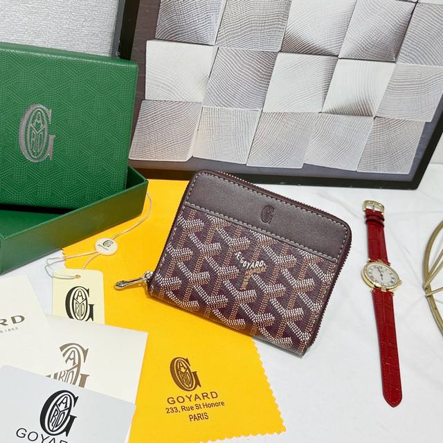 160 戈雅Matignon 小号钱包的设计紧凑小巧，全拉链开合可确保安全。其内部设计合理且功能齐全，可存放卡、纸钞、硬币和其他小证件，便于放入小型包袋中。 款