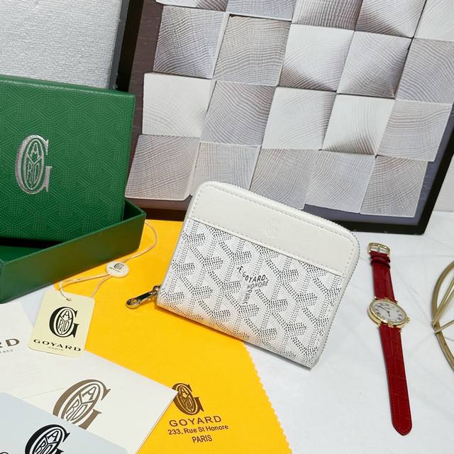 160 戈雅Matignon 小号钱包的设计紧凑小巧，全拉链开合可确保安全。其内部设计合理且功能齐全，可存放卡、纸钞、硬币和其他小证件，便于放入小型包袋中。 款