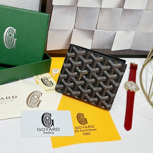 140 戈雅Victoire 钱包的设计小巧紧凑，可存放卡片、纸钞和证件。它的尺寸既适合放入包中，也可放入夹克或裤子口袋中。可以将 Insert Victoir