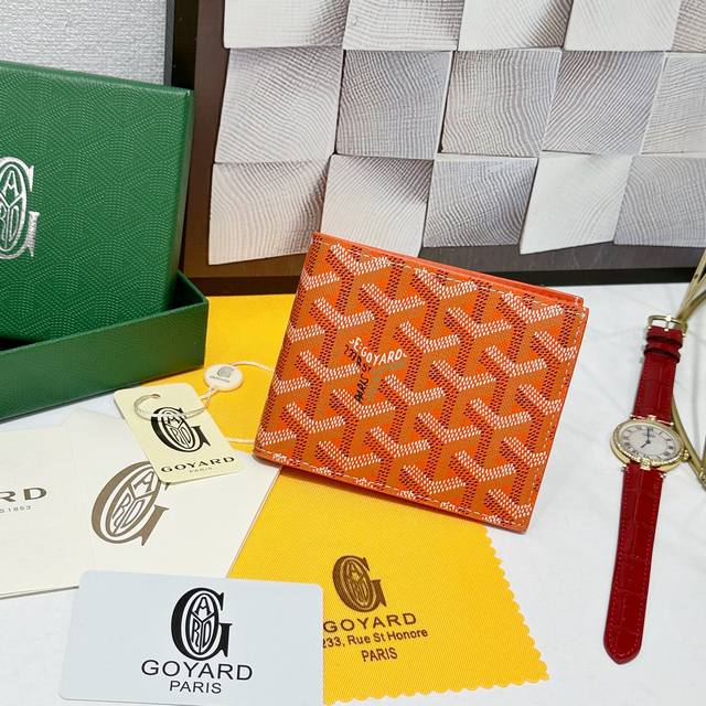 140 戈雅Victoire 钱包的设计小巧紧凑，可存放卡片、纸钞和证件。它的尺寸既适合放入包中，也可放入夹克或裤子口袋中。可以将 Insert Victoir