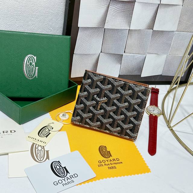 140 戈雅Victoire 钱包的设计小巧紧凑，可存放卡片、纸钞和证件。它的尺寸既适合放入包中，也可放入夹克或裤子口袋中。可以将 Insert Victoir