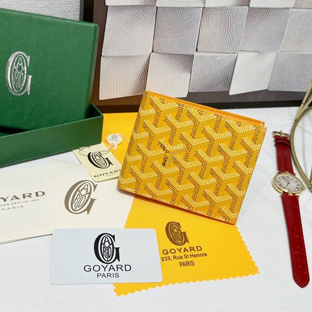 140 戈雅Victoire 钱包的设计小巧紧凑，可存放卡片、纸钞和证件。它的尺寸既适合放入包中，也可放入夹克或裤子口袋中。可以将 Insert Victoir