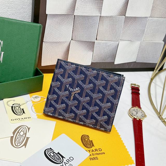 140 戈雅Victoire 钱包的设计小巧紧凑，可存放卡片、纸钞和证件。它的尺寸既适合放入包中，也可放入夹克或裤子口袋中。可以将 Insert Victoir