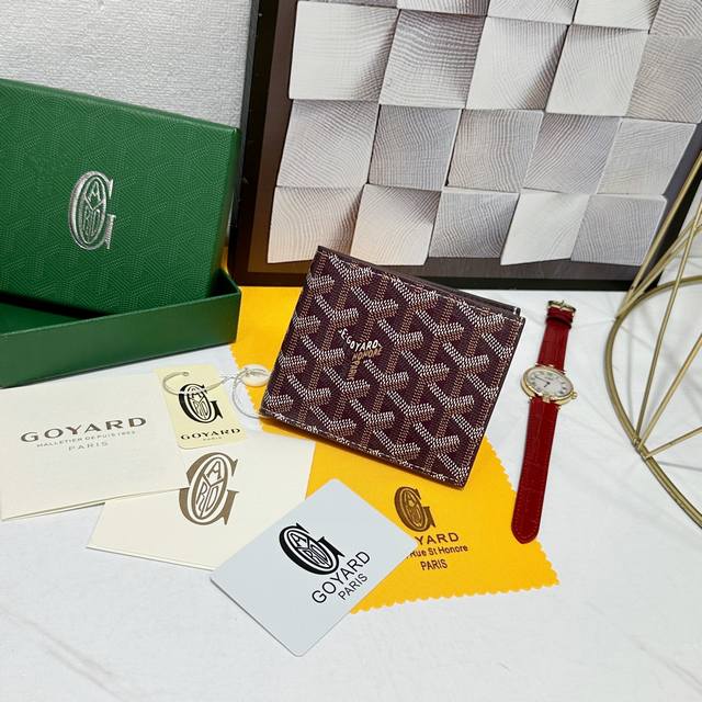 140 戈雅Victoire 钱包的设计小巧紧凑，可存放卡片、纸钞和证件。它的尺寸既适合放入包中，也可放入夹克或裤子口袋中。可以将 Insert Victoir