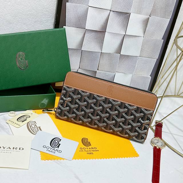 180 戈雅Matignon 大号钱包为长款设计，全拉链开合确保安全。它含有 12 个卡槽、中央拉链口袋和两个大储物格，可存放卡片、纸钞、硬币和其他日常证件。