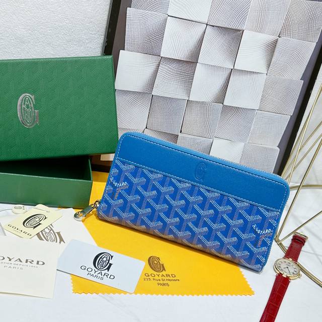 180 戈雅Matignon 大号钱包为长款设计，全拉链开合确保安全。它含有 12 个卡槽、中央拉链口袋和两个大储物格，可存放卡片、纸钞、硬币和其他日常证件。