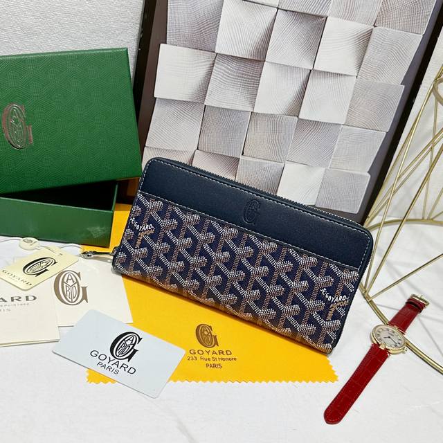 180 戈雅Matignon 大号钱包为长款设计，全拉链开合确保安全。它含有 12 个卡槽、中央拉链口袋和两个大储物格，可存放卡片、纸钞、硬币和其他日常证件。